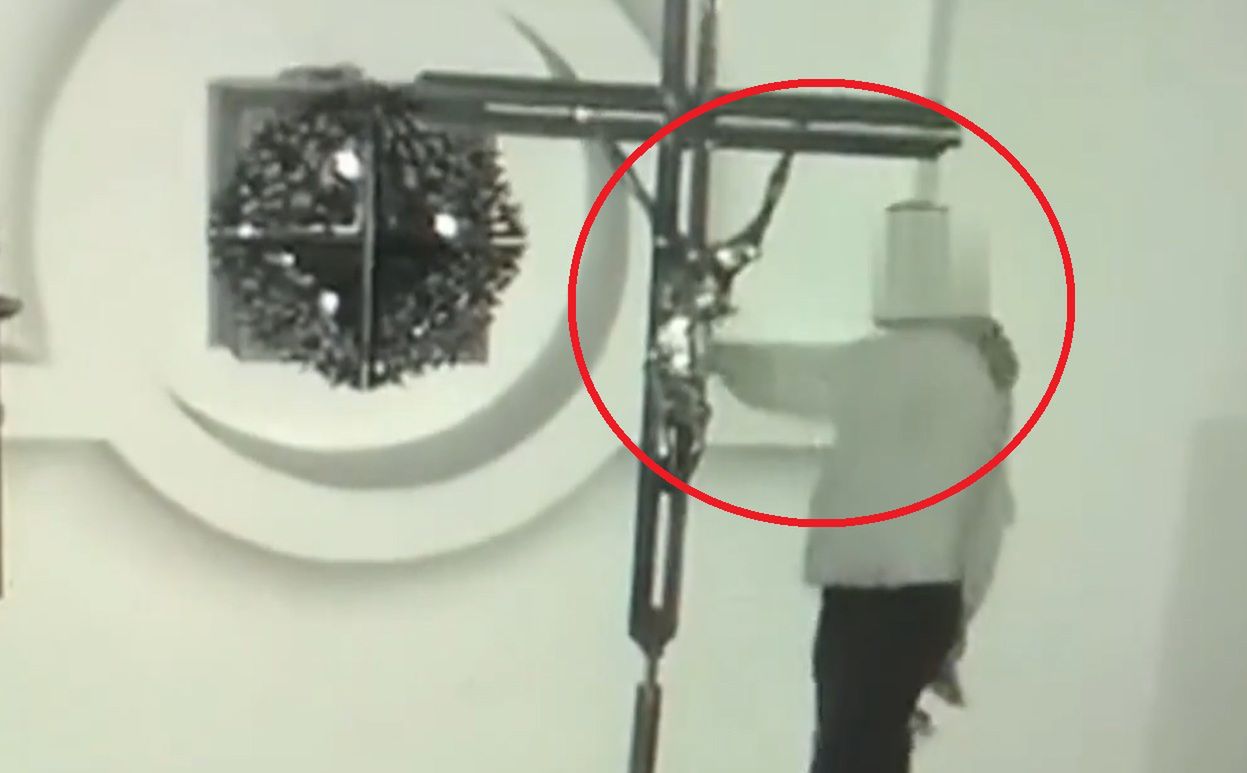 Włamał się do kościoła, wypił wino i uciekł. Nagranie z Żor