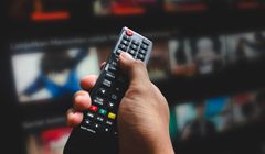 Rośnie oglądalność telewizji z opóźnieniem. Jak przewinąć kanały?