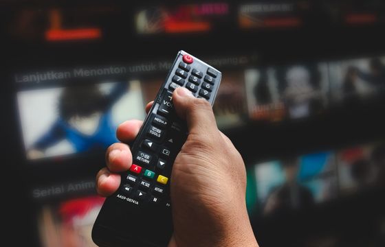 Rośnie oglądalność telewizji z opóźnieniem. Jak przewinąć kanały?