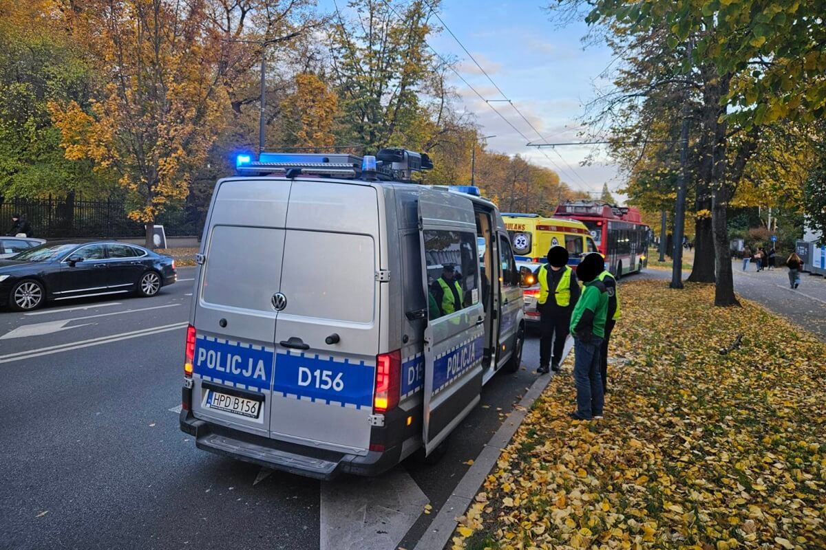 Zderzenie trolejbusu z toyotą na Al. Racławickich