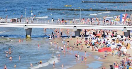 Głośne słuchanie muzyki na plaży powinno być zakazane? Zapytaliśmy Polaków