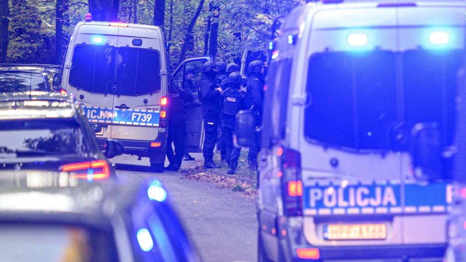 Poszukiwania Grzegorza Borysa
Fot. Piotr Hukalo/East News, 23.10.2023. Gdynia. Czwarty dzien poszukiwan Grzegorza Borysa podejrzanego o zabojstwo 6-letniego syna w Gdyni. N/z oblawa policji w lasach miedzy Karwinami a Chwarznem w Gdyni.
Piotr Hukalo