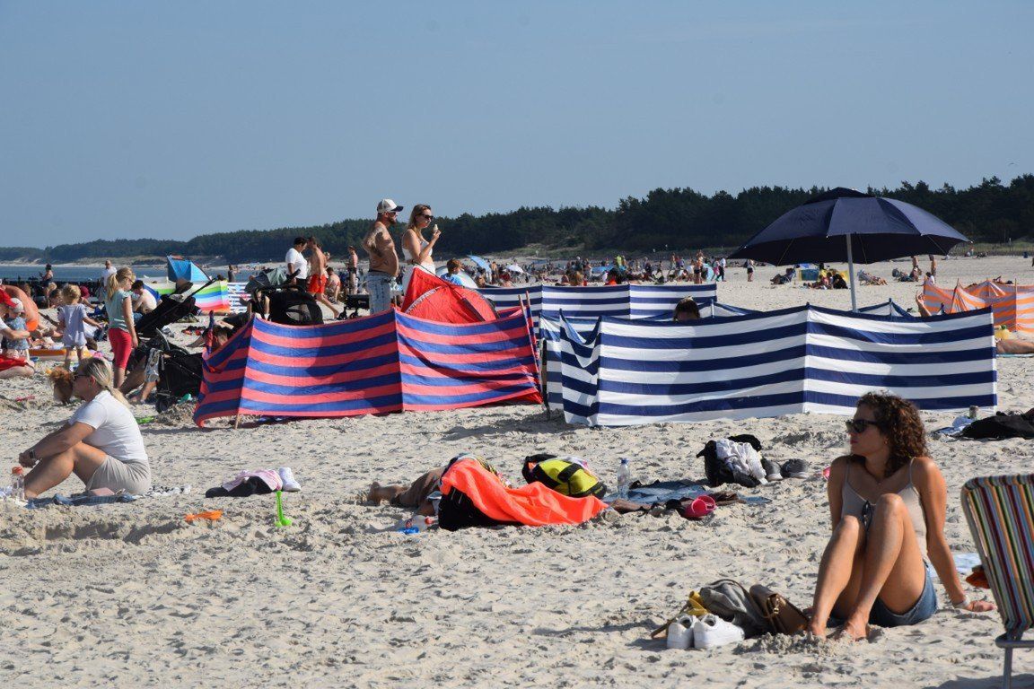 Upalna pogoda ściągnęła do Łeby plażowiczów