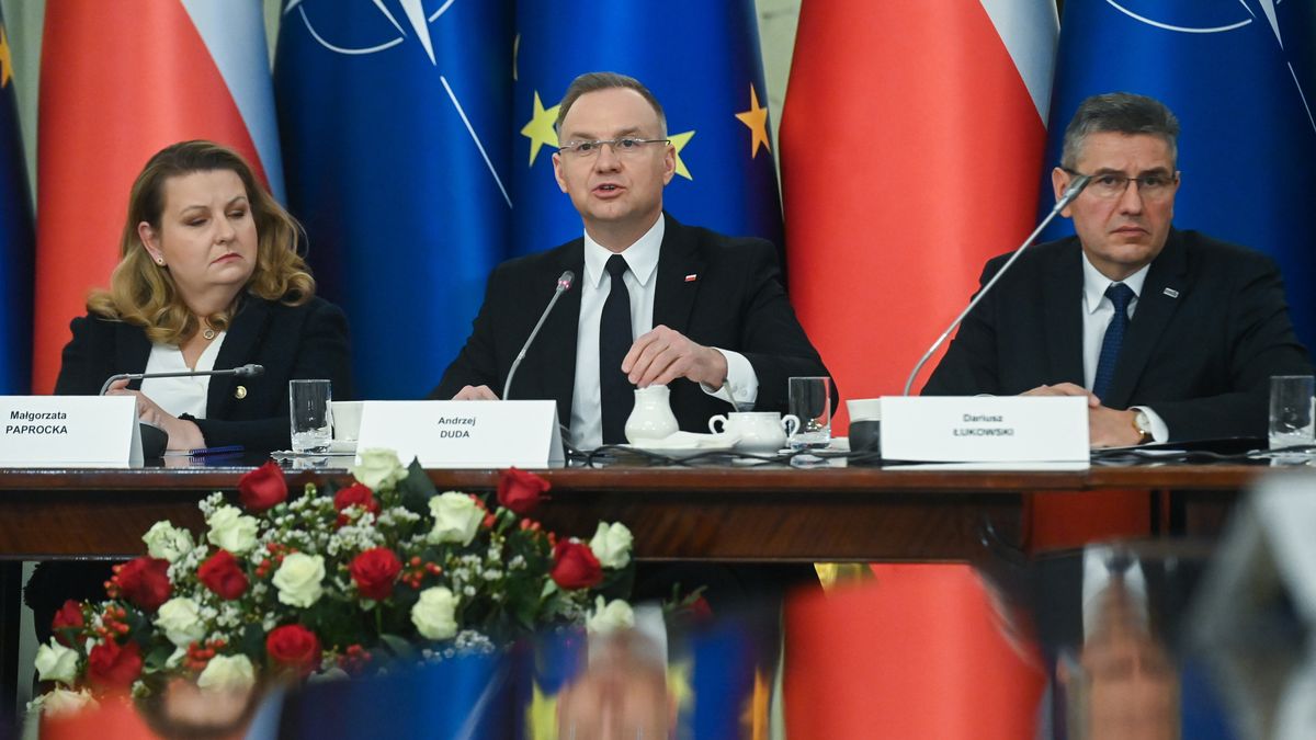 Andrzej Duda, Ma�gorzata Paprocka, Dariusz �ukowski
Warszawa, 24.02.2025. Prezydent RP Andrzej Duda (C), szefowa Kancelarii Prezydenta RP Ma�gorzata Paprocka (L) i szef BBN gen. Dariusz �ukowski (P) podczas posiedzenia Rady Bezpiecze�stwa Narodowego w Pa�acu Prezydenckim w Warszawie, 24 bm. Prezydent RP przedstawi informacje ze spotka� z przedstawicielami administracji ameryka�skiej. Rozmowy maj� te� dotyczy� sytuacji geopolitycznej i kwestii Ukrainy. (sko) PAP/Piotr Nowak
Piotr Nowak
polityk, polityk polityka, polityka, posiedzenie, Rada Bezpiecze�stwa Narodowego, Rady Bezpiecze�stwa Narodowego, RBN, spotkanie