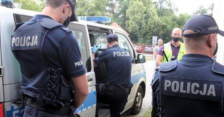 Poznań. Dwie nastolatki zaatakowane nad jeziorem. Bo "jedna z nich miała różowy kolor włosów"
