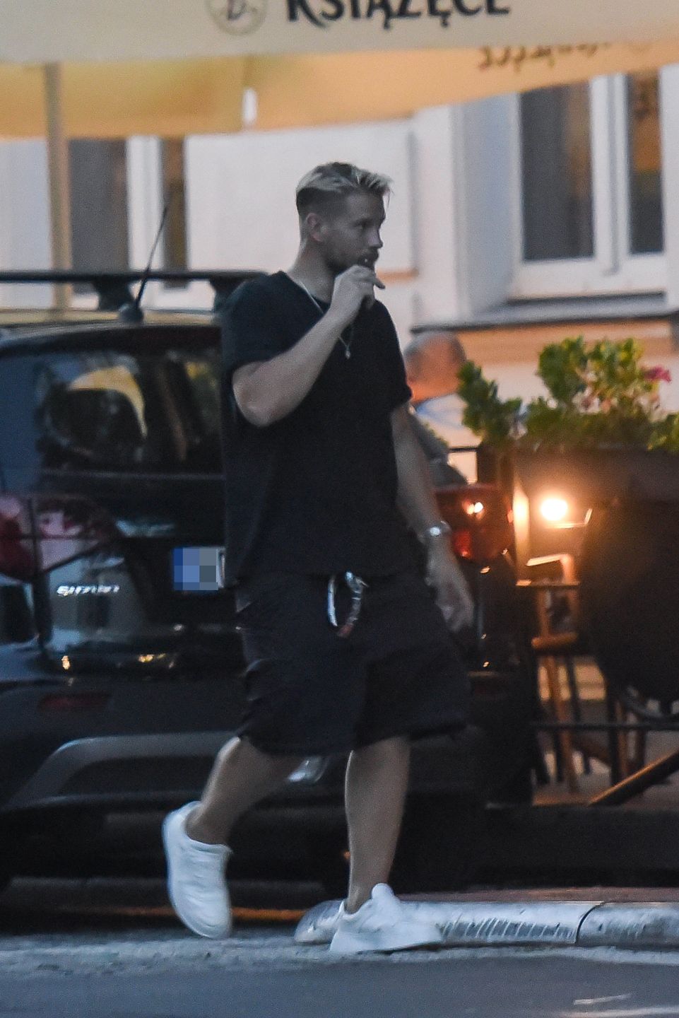 Sebastian Fabijański u fryzjera