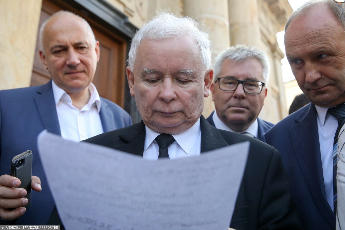 Jarosław Kaczyński, za nim Ryszard Czarnecki