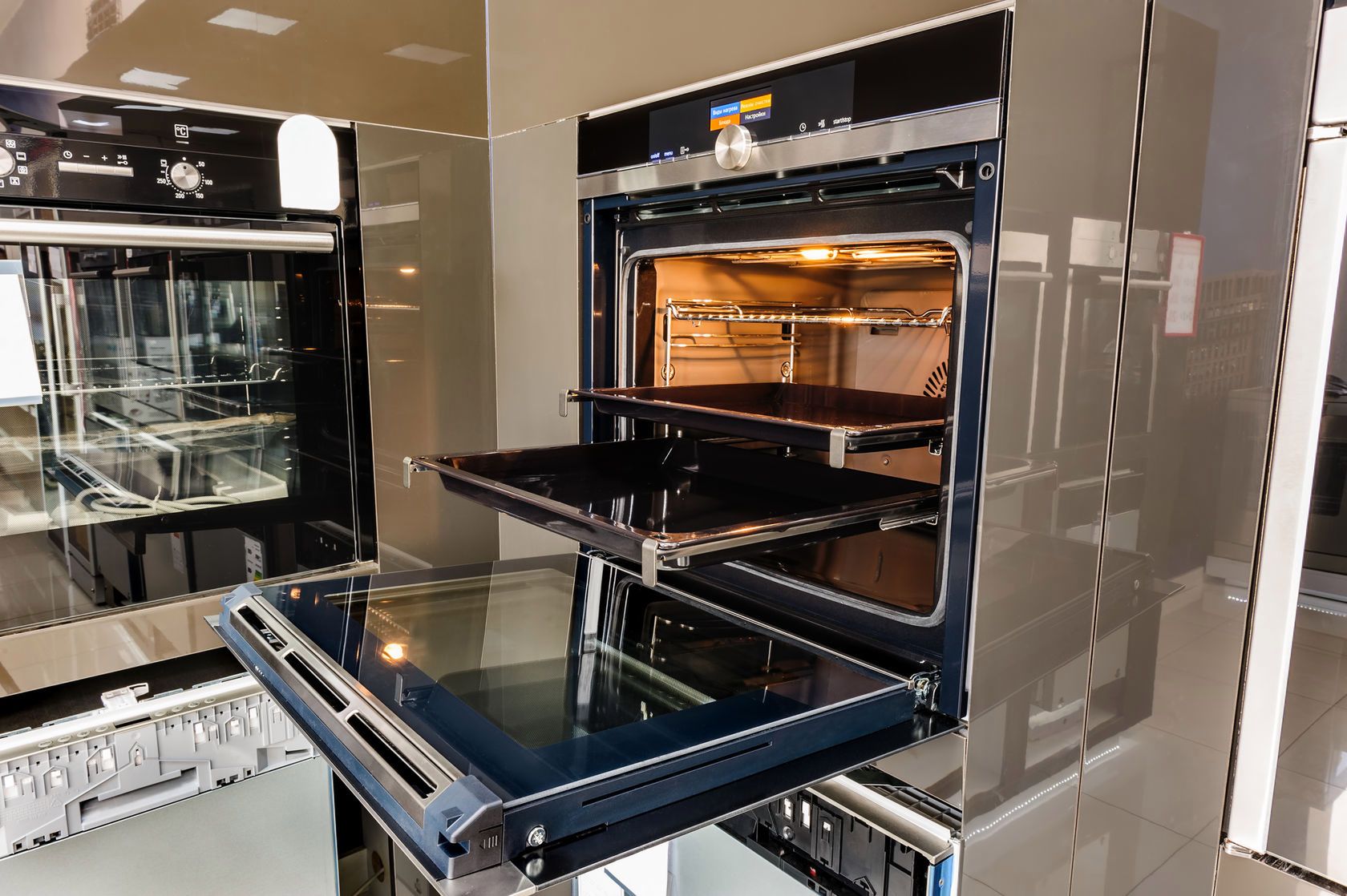 Warto umieścić piekarnik do zabudowy w takim miejscu, żeby nie trzeba było się schylać przy otwieraniu