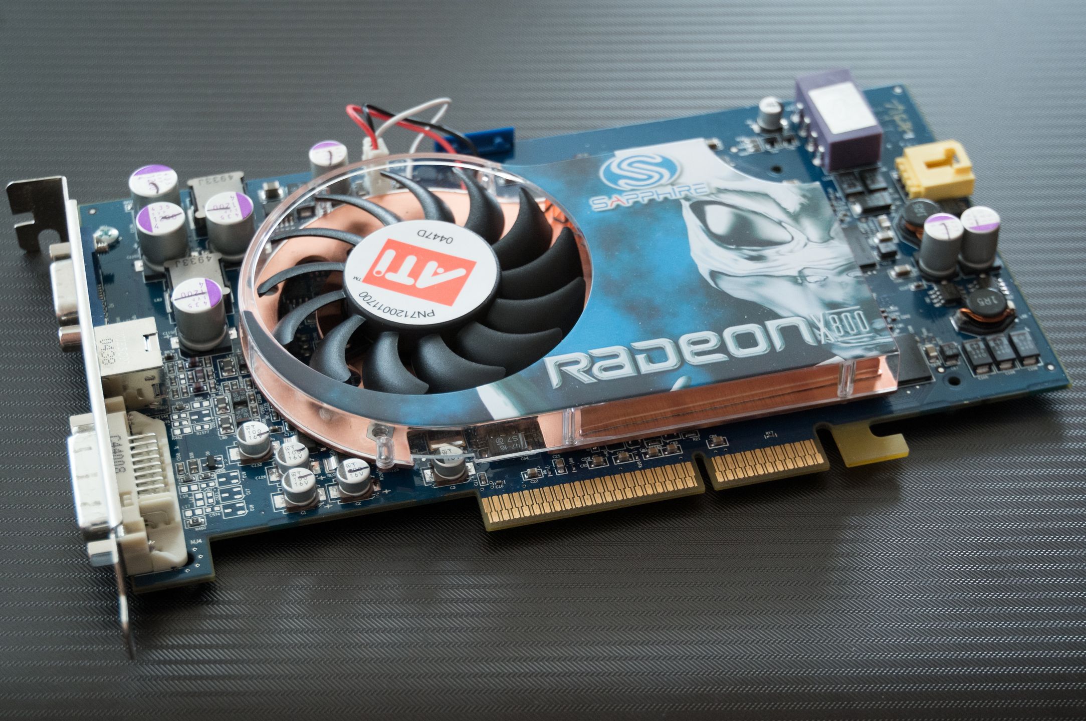 ATI Radeon X800 PRO.