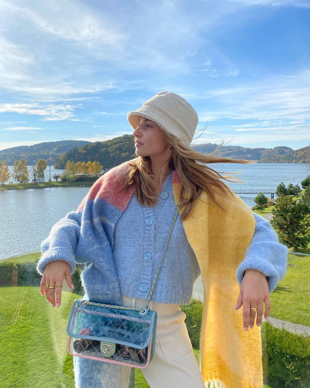 Julia Wieniawa postawiła na szalik w lekkich i słodkich barwachInstagram/julia_wieniawa