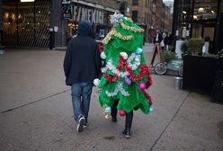 Koronawirus. Przebrał się za choinkę, przez strój zaraziło się 44 osoby