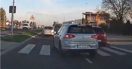 Niebezpieczne zachowanie kierowcy. Wyprzedzał na przejściu dla pieszych