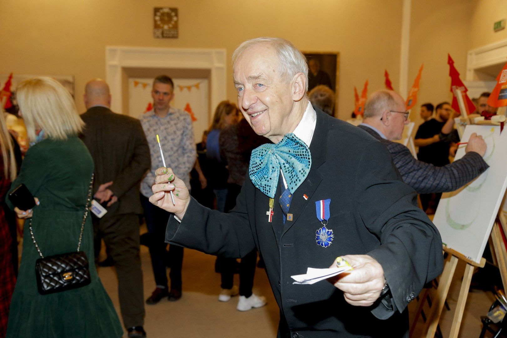 Artysta odniósł sukces jako solista w latach 80. XX wieku, kiedy to wydał wiele utworów, które do dziś są żywe w pamięci Polaków. Wśród jego najbardziej znanych piosenek warto wymienić:&#34;Najwięcej witaminy&#34;,&#34;Chłopcy radarowcy&#34;,&#34;Pytasz mnie&#34;,&#34;Michaił, Michaił&#34;,&#34;Czy czuje pani cha-chę&#34;.Szczególnie piosenka &#34;Najwięcej witaminy&#34; zdobyła wielką popularność i przyniosła mu laury w Opolu w 1980 roku. Teksty jego piosenek często łączyły humor z satyrą społeczną.Na zdjęciu Andrzej Rosiewicz na XXII Akcji Charytatywnej &#34;Choinki Jedynki&#34;. Rok 2023.