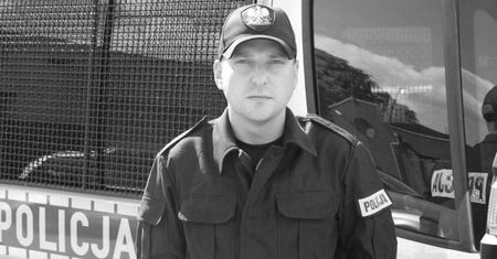 Koronawirus. Policjanci żegnają zmarłego kolegę