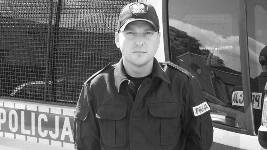 Koronawirus. Policjanci żegnają zmarłego kolegę