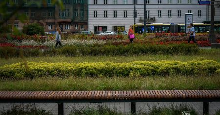 Warszawa. Repliki ławek z lat 60-tych na pl. Defilad