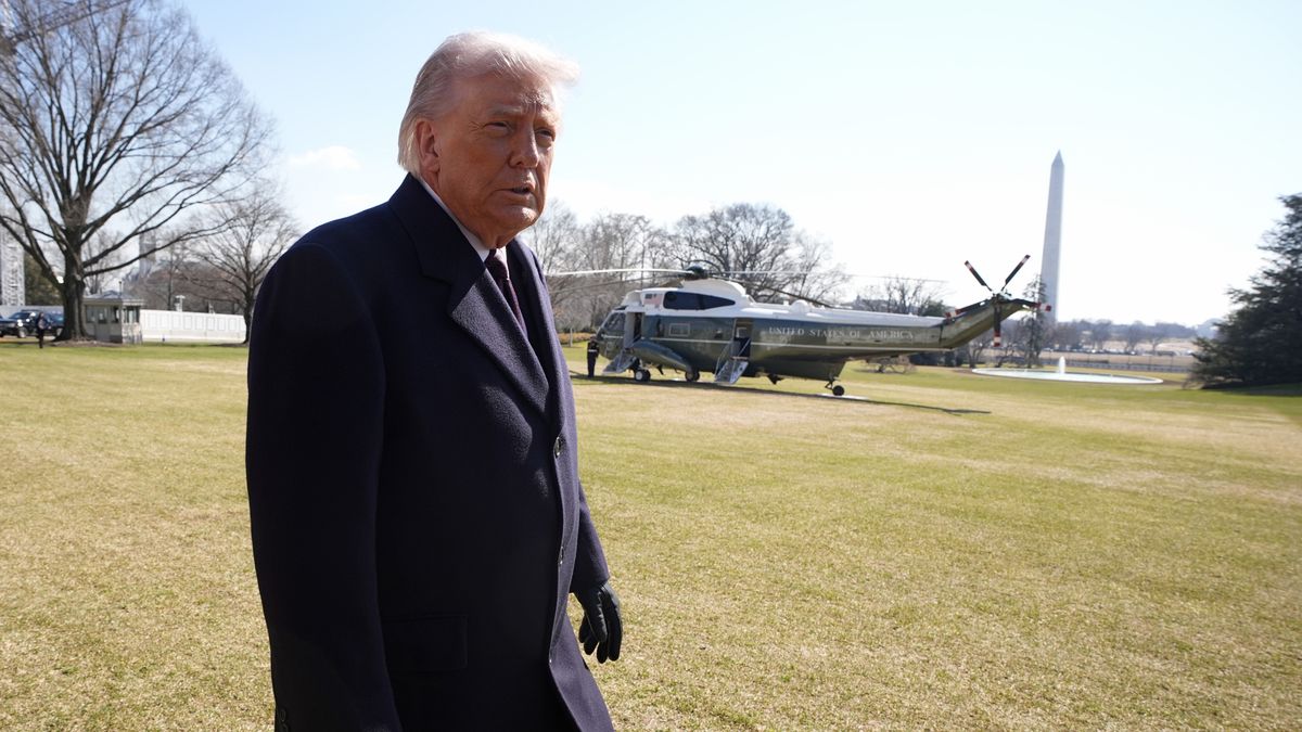 US President Donald Trump leaves White House for the weekend
epa12782074 US President Donald Trump speaks to the members of the media on the South Lawn of the White House before boarding Marine One helicopter en route Corpus Christi, Texas and Palm Beach, Florida, in Washington, DC, USA, 27 February 2026.  EPA/YURI GRIPAS / POOL 
Dostawca: PAP/EPA.
YURI GRIPAS / POOL
NEWS, USA, DC, WASHINGTON, TRUMP