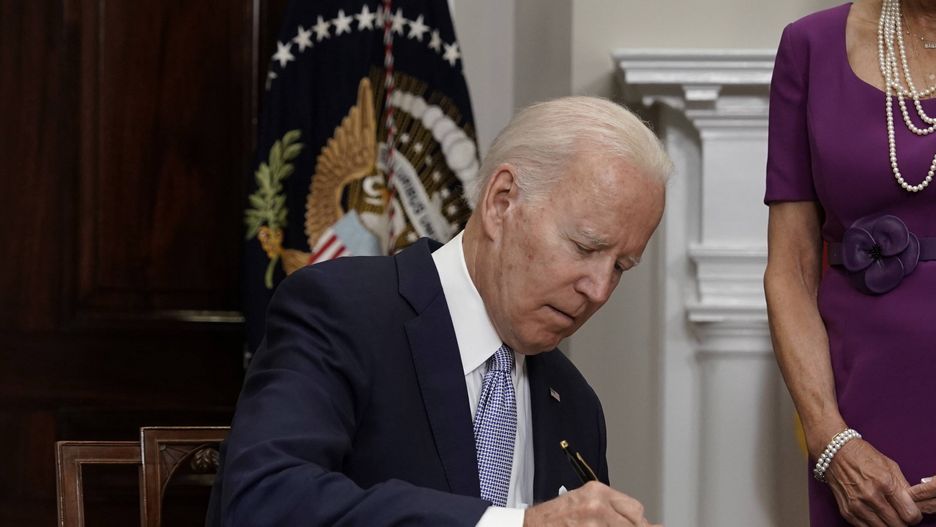 Joe Biden signs the bipartisan gun bill - Washington
epa10033367 US President Joe Biden signs into law S. 2938, the Bipartisan Safer Communities Act, in the Roosevelt Room at the White House in Washington, DC, USA, 25 June 2022.  EPA/Yuri Gripas / POOL 
Dostawca: PAP/EPA.
Yuri Gripas / POOL
