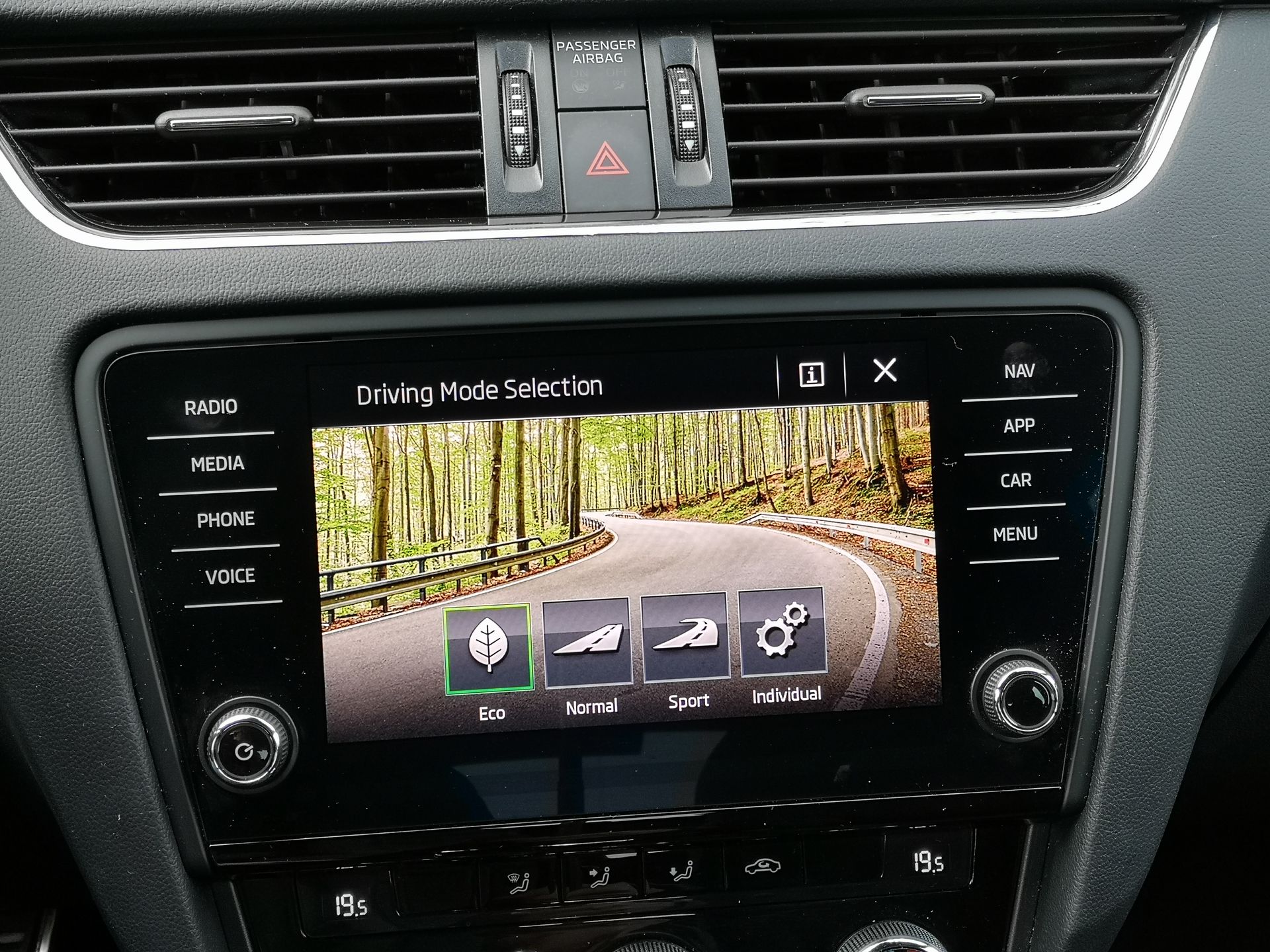 Skoda Octavia RS: audio Canton, zmienne tryby jazdy i system Amundsen 10