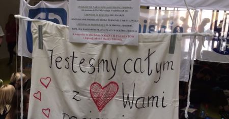Są lekarzami, a muszą dorabiać w kawiarniach. Stażyści dołączają do rezydentów