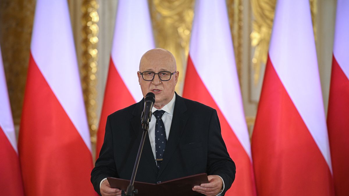 Warszawa, 11.06.2025. Przewodniczący Państwowej Komisji Wyborczej Sylwester Marciniak podczas uroczystości wręczenia prezydentowi RP uchwały PKW ws. stwierdzenia wyniku wyborów prezydenckich, 11 bm. na Zamku Królewskim w Warszawie. W drugiej turze wyborów prezydenckich zwycięzcą został popierany przez PiS Karol Nawrocki, uzyskując 50,89 proc. głosów. Kandydat KO Rafał Trzaskowski zdobył 49,11 proc. poparcia. (ad) PAP/Marcin Obara