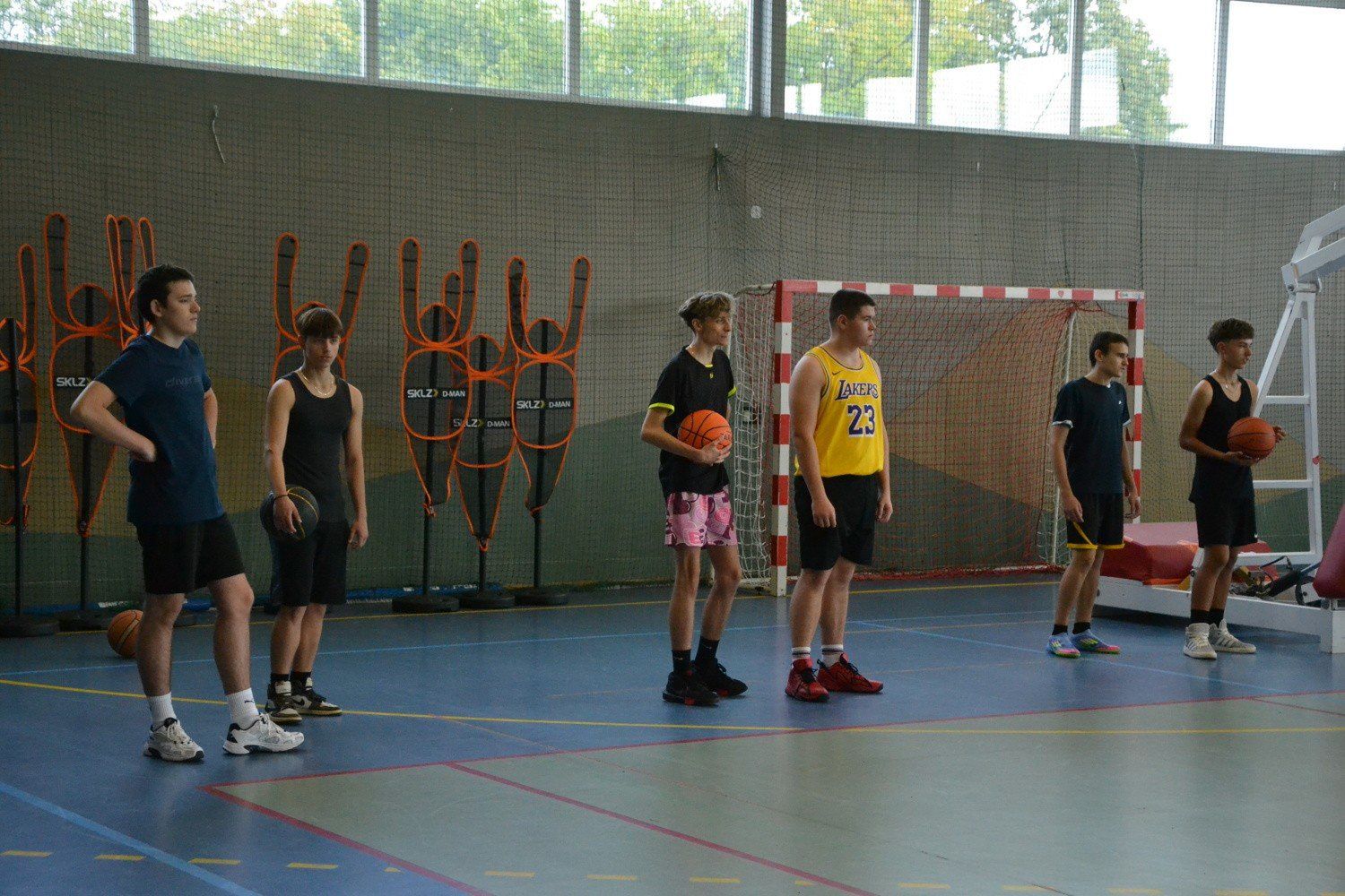 Trening koszykówki w &#34;Dwójce&#34; z Tomaszem Andrzejewskim