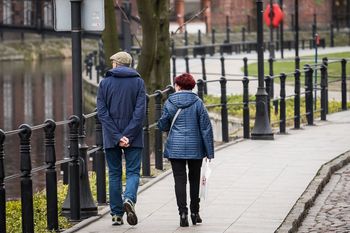 Podwyżka 92 lub 150 zł? Wyliczenia dwóch pomysłów na waloryzację emerytur od marca 2026