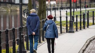 Podwyżka 92 lub 150 zł? Wyliczenia dwóch pomysłów na waloryzację emerytur od marca 2026