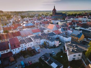 Ma odpowiadać za zniszczenie mienia w Darłowie. Został zatrzymany