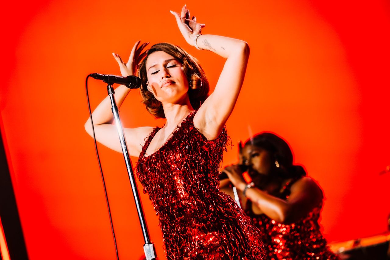 Ucieczka przed bylejakością, czyli koncert Raye w łódzkiej Atlas Arenie [RELACJA, ZDJĘCIA]