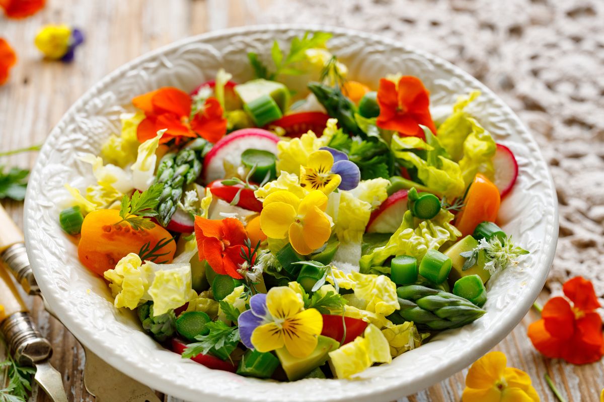 Salad with flowers - Delicacies