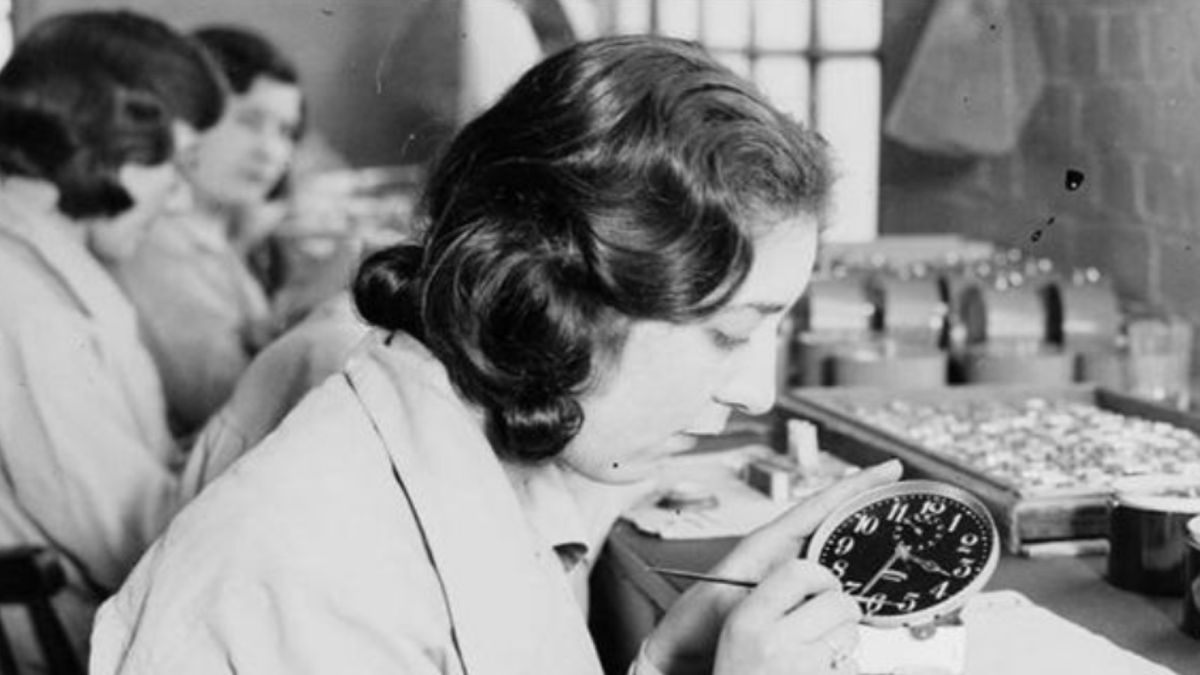 Radium girls podczas pracy w fabryce zegarków 