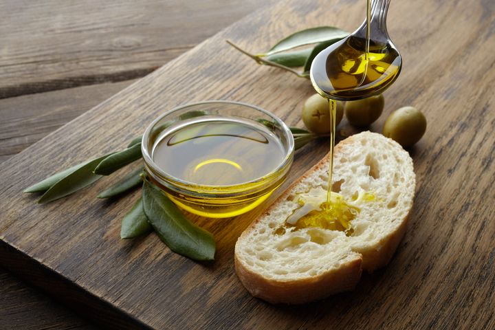 Kwasy omega-9 znajdują się między innymi w oliwie z oliwek i tranie.