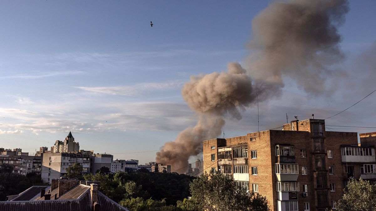 Smoke rises following Russian airstrikes in the Shevchenkivskiy district of Kyiv (Kiev), Ukraine, 26 June 2022. Multiple airstrikes hit the center of Kyiv in the morning. Russian troops on 24 February entered Ukrainian territory, starting the conflict that has provoked destruction and a humanitarian crisis. EPA/ROMAN PILIPEY Dostawca: PAP/EPA.