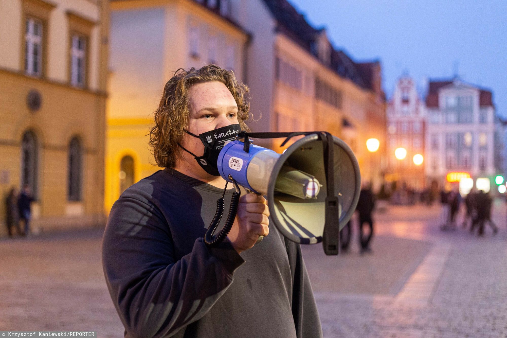 Franek Broda zatrzymany przez policję. Wieszał antyfaszystowskie transparenty na dachu 