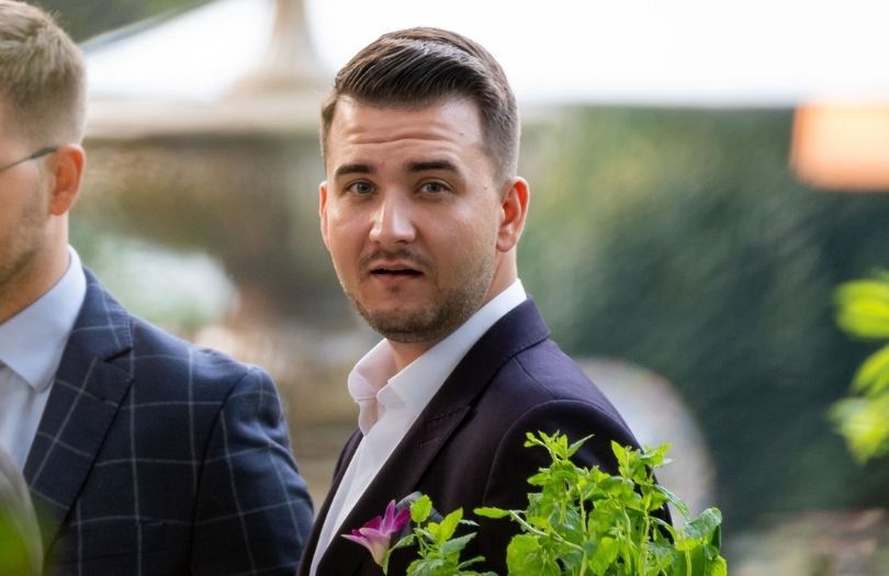 Bartłomiej Misiewicz polewa znajomym "Misiewiczówkę"