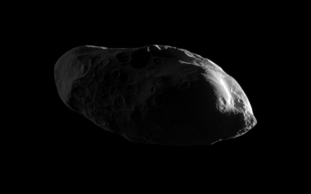 Kratery gęsto pokrywają powierzchnię niewielkiego Prometeusza,