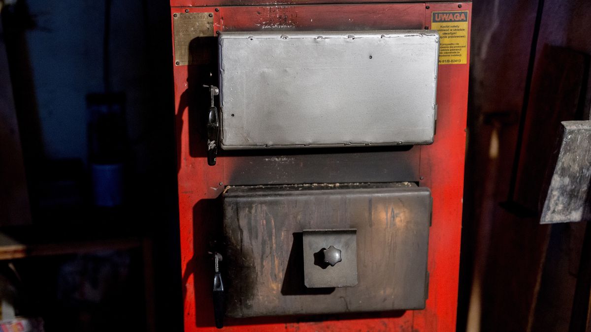 Koniecpol, 20.01.2020. Piec starego typu - tzw kopciuch - ilustracja.