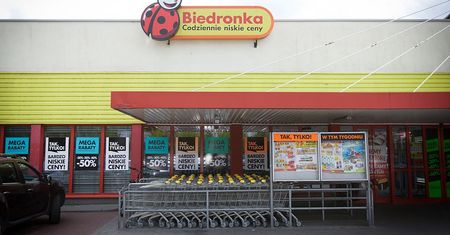 Zarobki w Biedronce 2020. Ile zarabiają kasjerzy i pracownicy? Znamy konkretne stawki