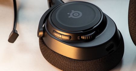 Całe biurko zawalone słuchawkami SteelSeries. Które z nich warto kupić? Sprawdzam Arctis Nova 1, 3 i 7