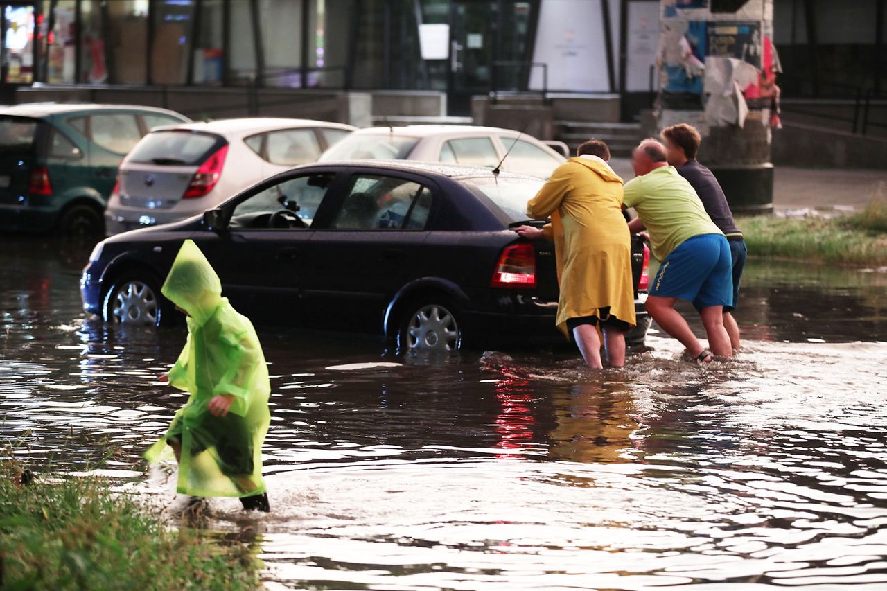 Pogoda. Groźny front nad Polską. Podtopione miasta. Alerty nie ustają