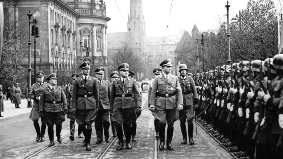 Wilhelm Koppe i A. Greiser przed kompanią honorową Wehrmachtu