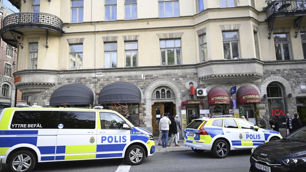 Archiwum zagraniczne East News 2024-09
Police vehicles are parked outside the Morocco's embassy in Stockholm, Sweden, where a man was arrested after breaking into and smashing windows before hanging a rainbow flag from a window, on Monday Sept. 30, 2024. (Fredrik Sandberg/TT News Agency via AP)
Fredrik Sandberg