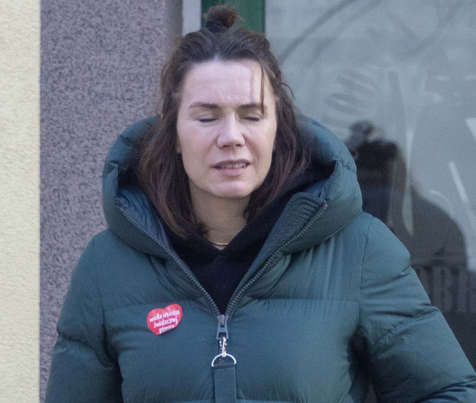 Olga Bołądź z partnerem i suczką u weterynarza