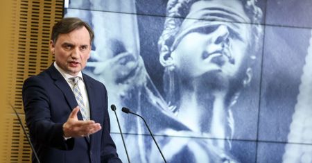 Pracownicy socjalni zabierali jedzenie bezdomnym? Ziobro wkracza do gry