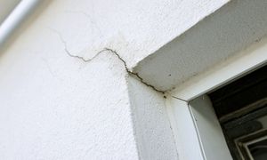 Pęknięcia na ścianach po zimie. To sygnał, że coś złego się dzieje
