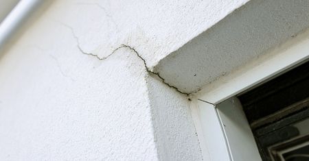 Pęknięcia na ścianach. Kiedy to norma, a kiedy sygnał alarmowy?