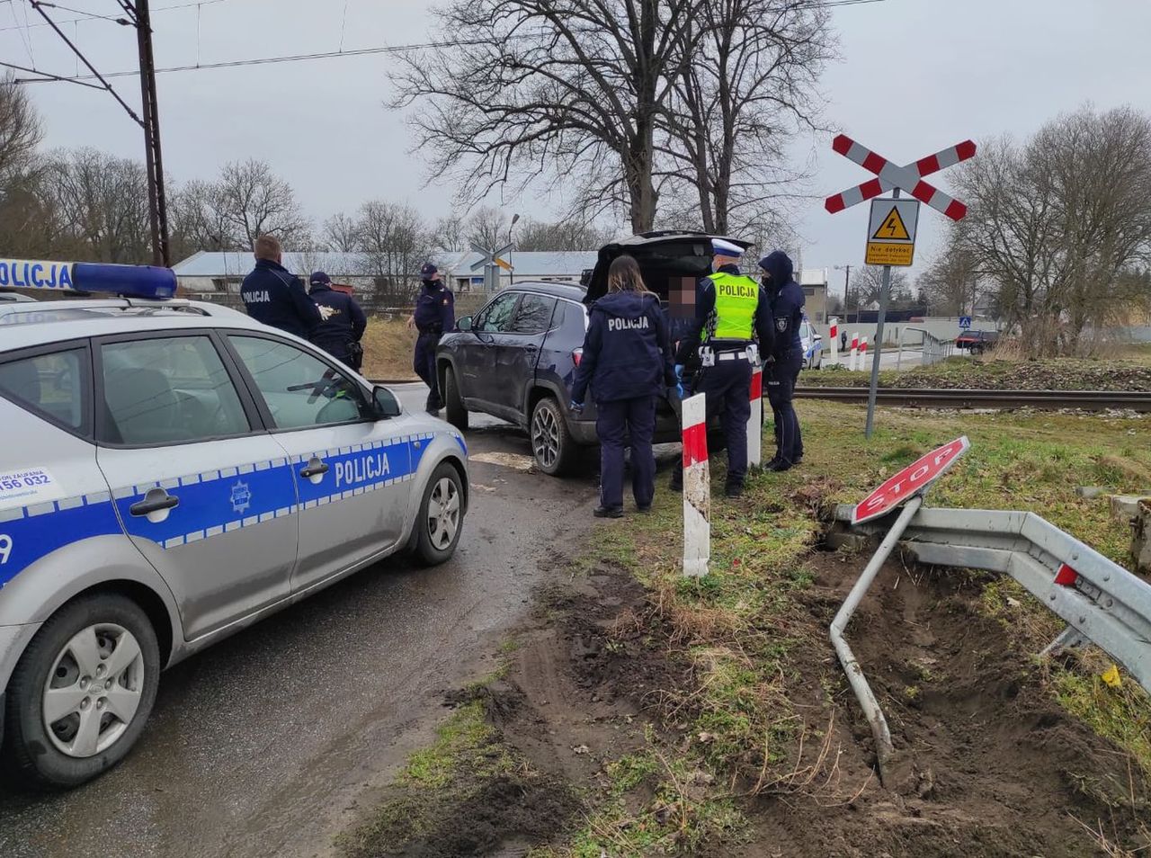 Pijany kierowca utknął SUV-em na przejeździe kolejowym. Pomogła policja