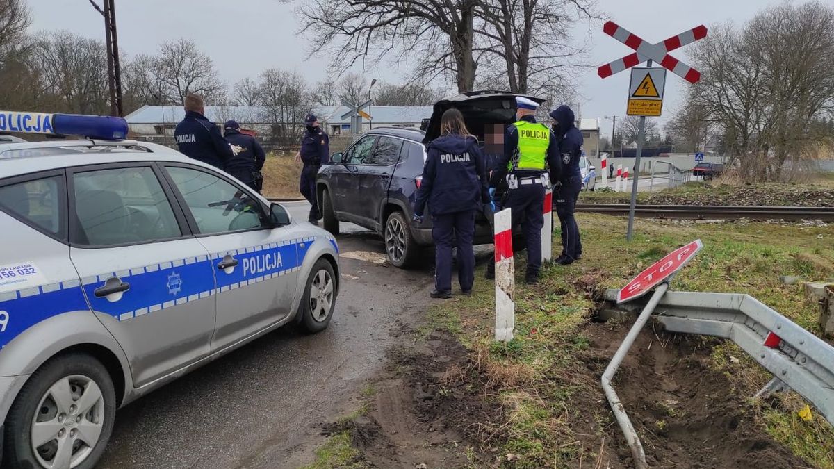 Mężczyzna był w tarapatach, ale nie potrafił samodzielnie wyjść z auta