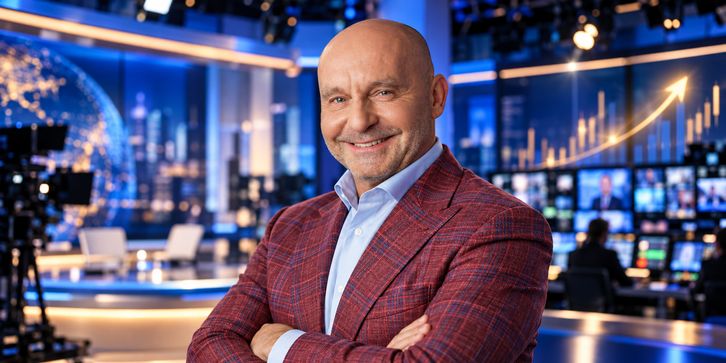 Zaczynał jako model. Dziś ma telewizję i jest miliarderem